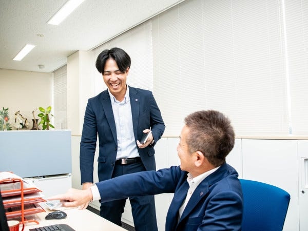 時には笑いを交えて。