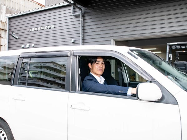 営業社員一人一台社有車を貸与します。