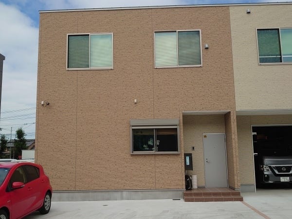 事務所外観。築2年の綺麗な事務所です