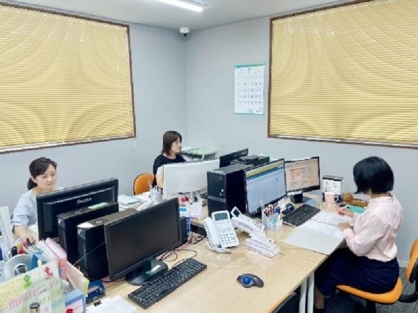 執務風景。オープンスペースで相談しながら進めています。