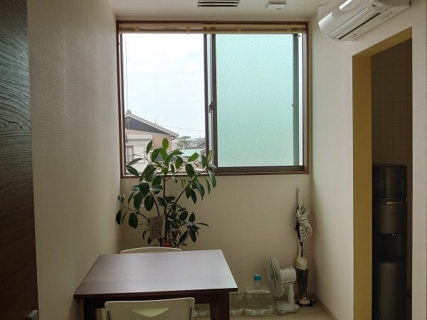 執務スペースと区分された休憩スペース