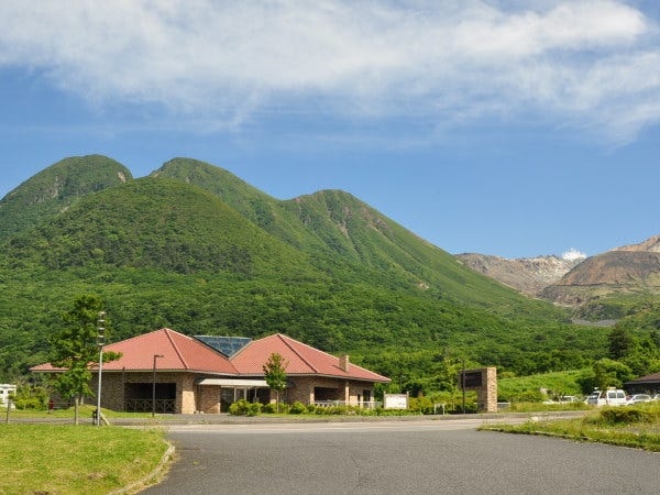 勤務先の阿蘇くじゅう国立公園長者原ビジターセンターです。くじゅう連山の登山口に位置しています。