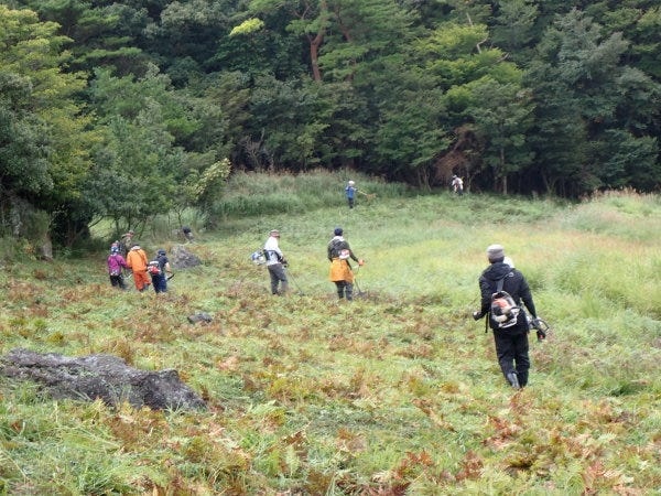 国立公園にかかわる各団体の支援活動として、草原を守る防火帯づくりや登山道整備活動など、野外での活動にも協力しています。