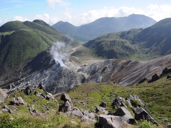 定期的にくじゅう連山の登山道を巡視し、自然情報を収集・発信したり管理者へ報告する業務を行っています。
