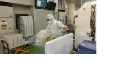 生産後の製品を梱包している作業