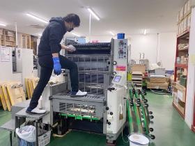 印刷機オペレーターの仕事の様子