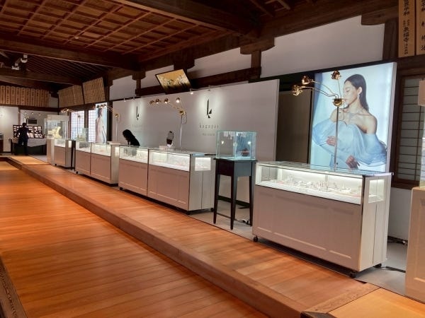 わが社が誇る「花繚展」。あなたの手によって商品となった宝石たちが、みなさんの前にお披露目されます。