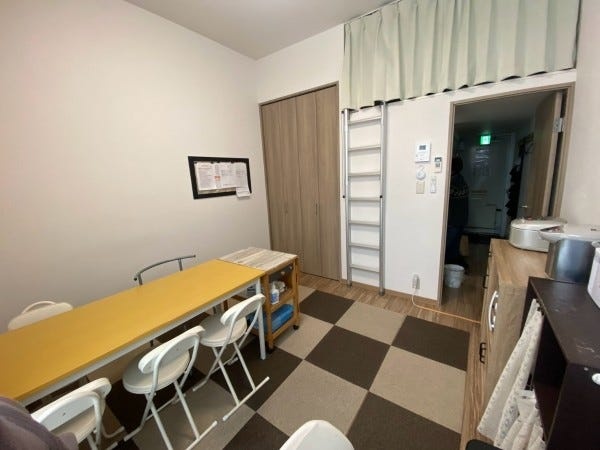 家具ロフト付きの管理室で、時には賑やかに、時には一人落ち着いての業務が出来ます。