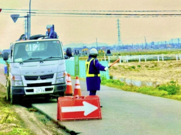 歩行者が安全に通行できるように、コーンで迂回路を作ることも。誘導していると「ありがとう」と声をかけてもらえることもあります。