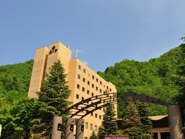 豊かな森に囲まれ穏やかな空間に佇む定山渓鶴雅リゾートスパ森の謌で私たちと共に働くスタッフを募集しております。