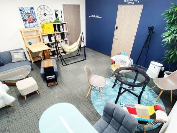 会社エントランスです。ランチタイムや、軽いミーティングを行う時に利用されます。