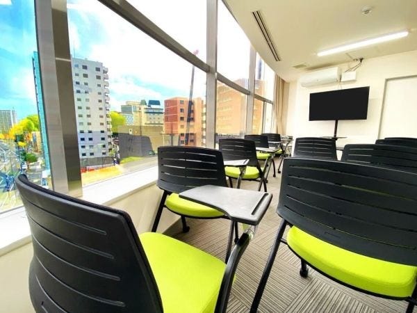 会議室です。社員全員に伝えたいことがある場合には、会議室を利用します。