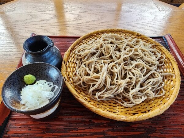 席のご案内、料理の配膳と片付け、レジ精算などを主に行っていただきます。初心者でもひとつひとつ業務内容を伝えていくので安心です。