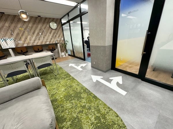 本社は神戸ハーバーランドにあり、勤務地は三宮駅から神戸駅周辺の10箇所の駐車場です。