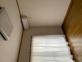 社員寮 室内 明るくて広い洋室（エアコン付き）