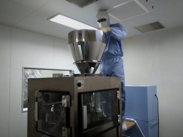 各種の装置に原料を投入するお仕事。