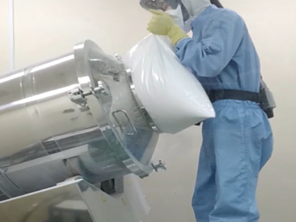 各種の装置に原料を投入するお仕事。