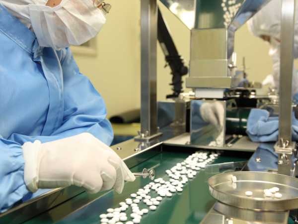 お薬の出来栄えを確認するお仕事。