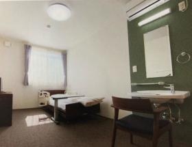 ショートステイの居室です。テレビもあります。