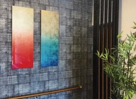 エントランスホールに金箔のパネルが飾ってあります。