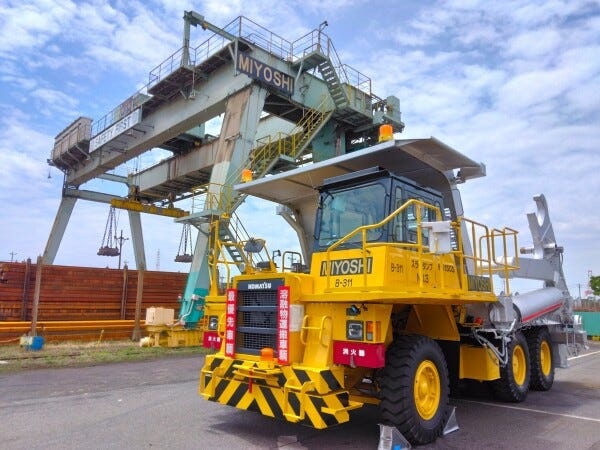 特殊機械と橋形クレーン。他にも多くの当社保有機械・車両があります。