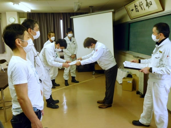 毎年4月には、永年勤続表彰を行っています。