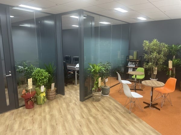 事務所のエントランスです。ガラス張りのミーティングスペースがあります。