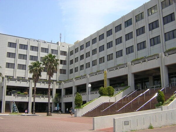 兵庫県立総合体育館の正面玄関です。