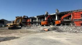 解体工事現場にて。