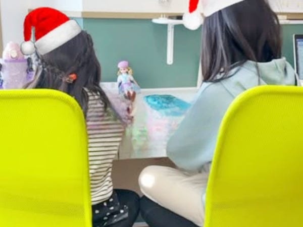 ママスタッフが多い事務局。長期休暇の前後になると、キッズを見かけることも。そんなウェルカムな風土も魅力です。