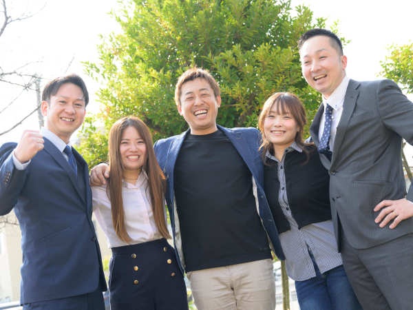 月給にプラスして、インセンティブが支給されます。そのほか、住宅手当や家族手当もあるため、安定的な収入を得られ、腰を据えて活躍できる環境です。