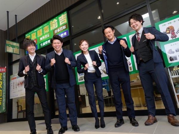 お客様との会話も楽しみながら、丁寧な接客を行なっていくことが大切。人と話すことが好きなあなたにピッタリです。