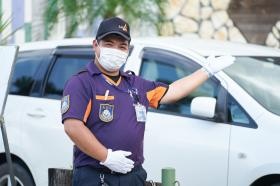 交通誘導警備の様子「店舗駐車場でのお客様車両の誘導」