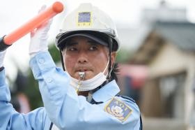 交通誘導警備の様子「工事現場での現場車両の誘導」