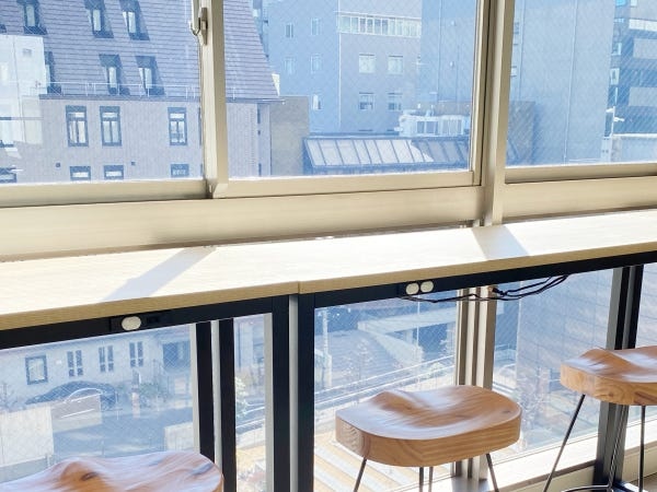 日の入るカウンターでしっかりお昼休憩。お仕事を快適に進めていきましょう♪