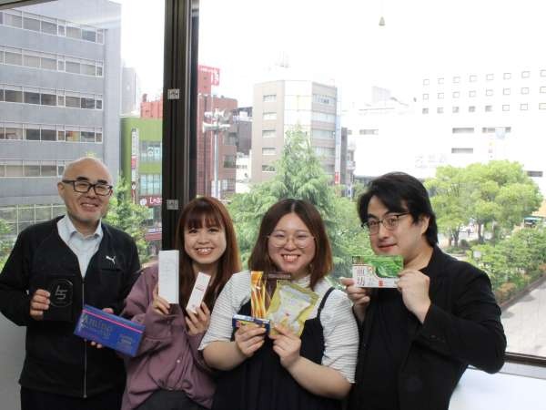 駅前のオフィスで、時には外を眺めてリフレッシュも。20代・30代のクリエーターが活躍しています！