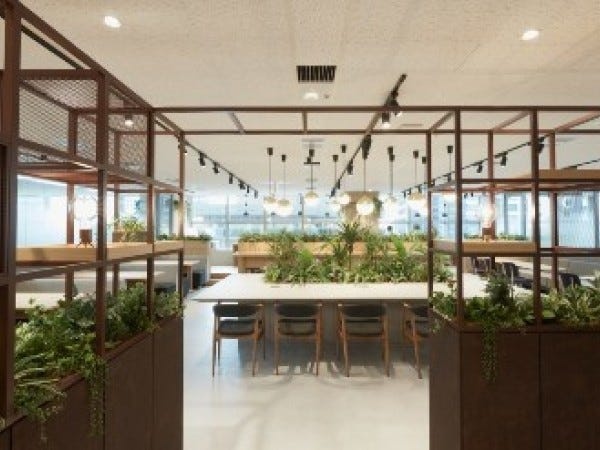 出張時以外はオフィスに常駐。カフェスペースや喫煙ブースなど、憩いの場はすべてオフィスに揃っています。