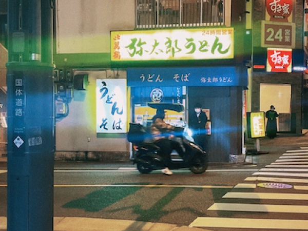 出張先で見つけたうどん屋を思わずパシャリ。出張先の楽しみである“食”は、フォトグラファー共通の趣味かもしれません。