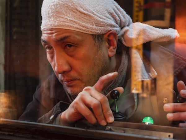 これは実際に当社のフォトグラファーがある鍛造工場で撮影した一枚。まなざしから垣間見える仕事への情熱が、画面の向こうの求職者の心を動かします。