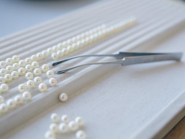 真珠の選別はピンセットを使って行います。色、テリ、形、大きさ、キズによって真珠を綺麗に分けていきます。