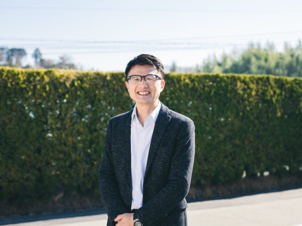 社長の北岡です。自ら仕入れのため愛媛の入札会や海外の展示会にも足を運びます。