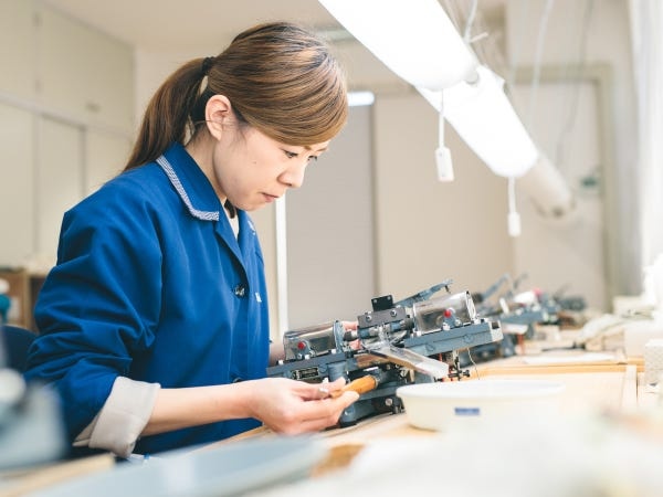 穴あけは真珠のキズの位置や形によって穴を開ける部分を変えています。より美しい真珠のネックレスを作ることができます。