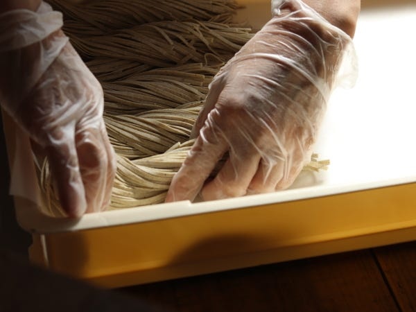 十割蕎麦を店内で製麺しています