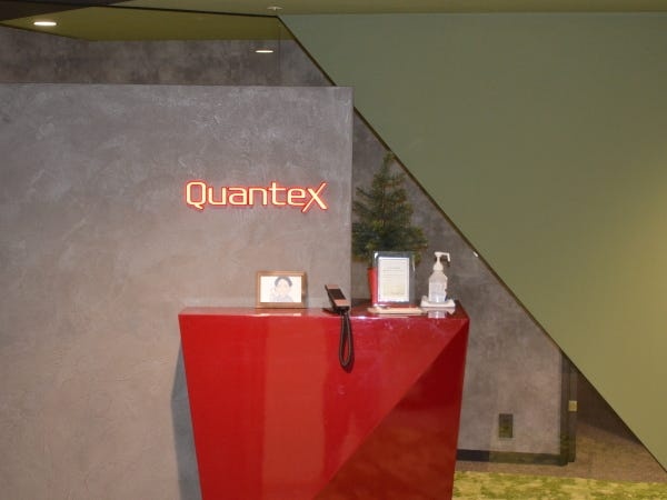 いらっしゃいませ！大阪本社の入り口です。