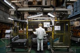 プレス（完成品の検査作業）