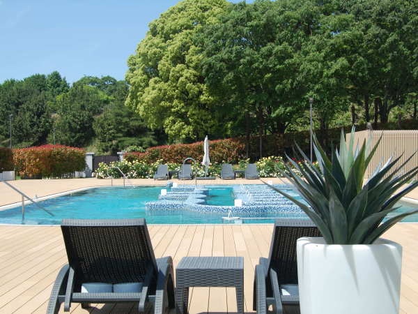 温泉水を扱った温水プールの中で、関節に負担をかけずに有酸素運動ができます。