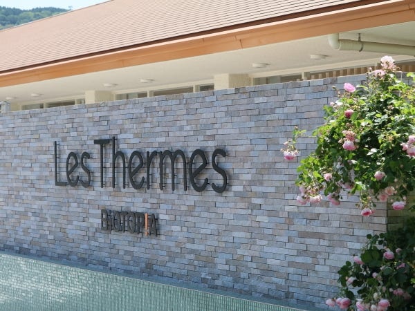 まるで高級リゾートのような外観の施設。ゆったりリラックスした雰囲気の中で働くことができます。