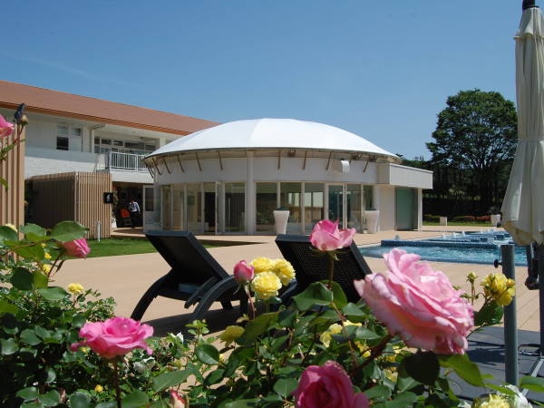 会員のお客様がほとんどなので、質の高いサービスが求められます。衛生面だけでなく、外観にもこだわり、ガーデンも整備しています。