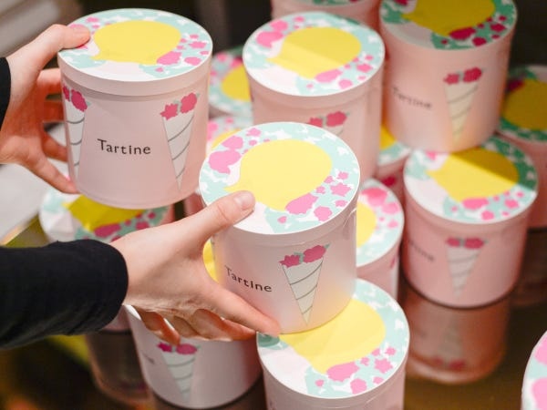 可愛い包装紙に紙袋…お渡ししたときにお客様の喜ぶ顔が見られるお仕事です♪