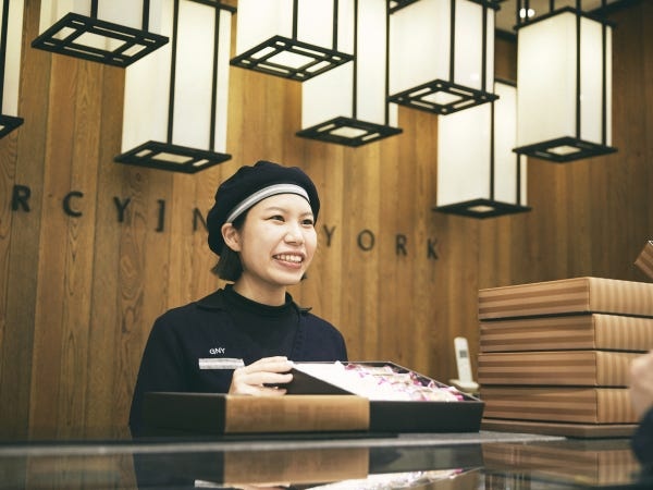 お客様への商品のご案内もおまかせします！あなたの接客経験を活かしてください♪